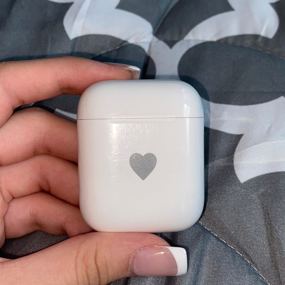 Airpods second 2nd generation (mic to speak doesn’t work but can still listen) - Picture 3 of 5